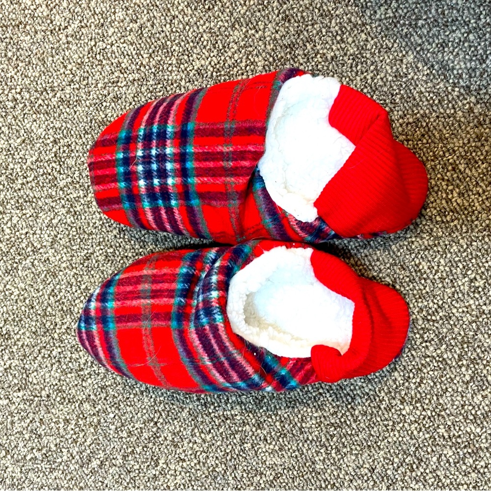 Fuzzy grip slippers